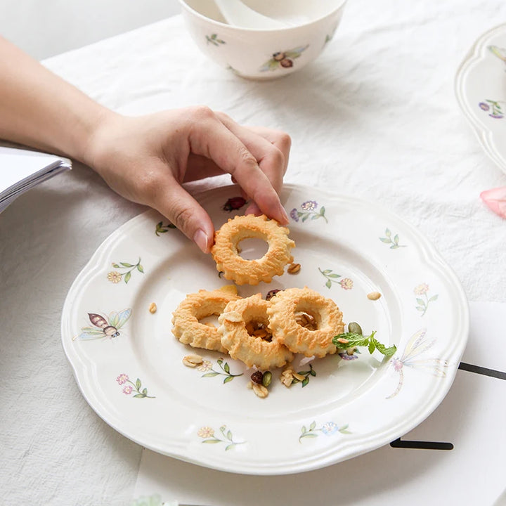 Conjunto de Jantar Vintage com Motivo de Borboleta e Plantas