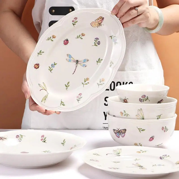 Conjunto de Jantar Vintage com Motivo de Borboleta e Plantas